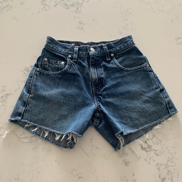 Vintage Levi’s Denim Shorts - Size 23/24 - Picture 2 of 9
